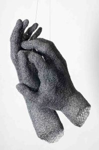 Hands no1 – 75x54x43 cm – metal mesh -2019